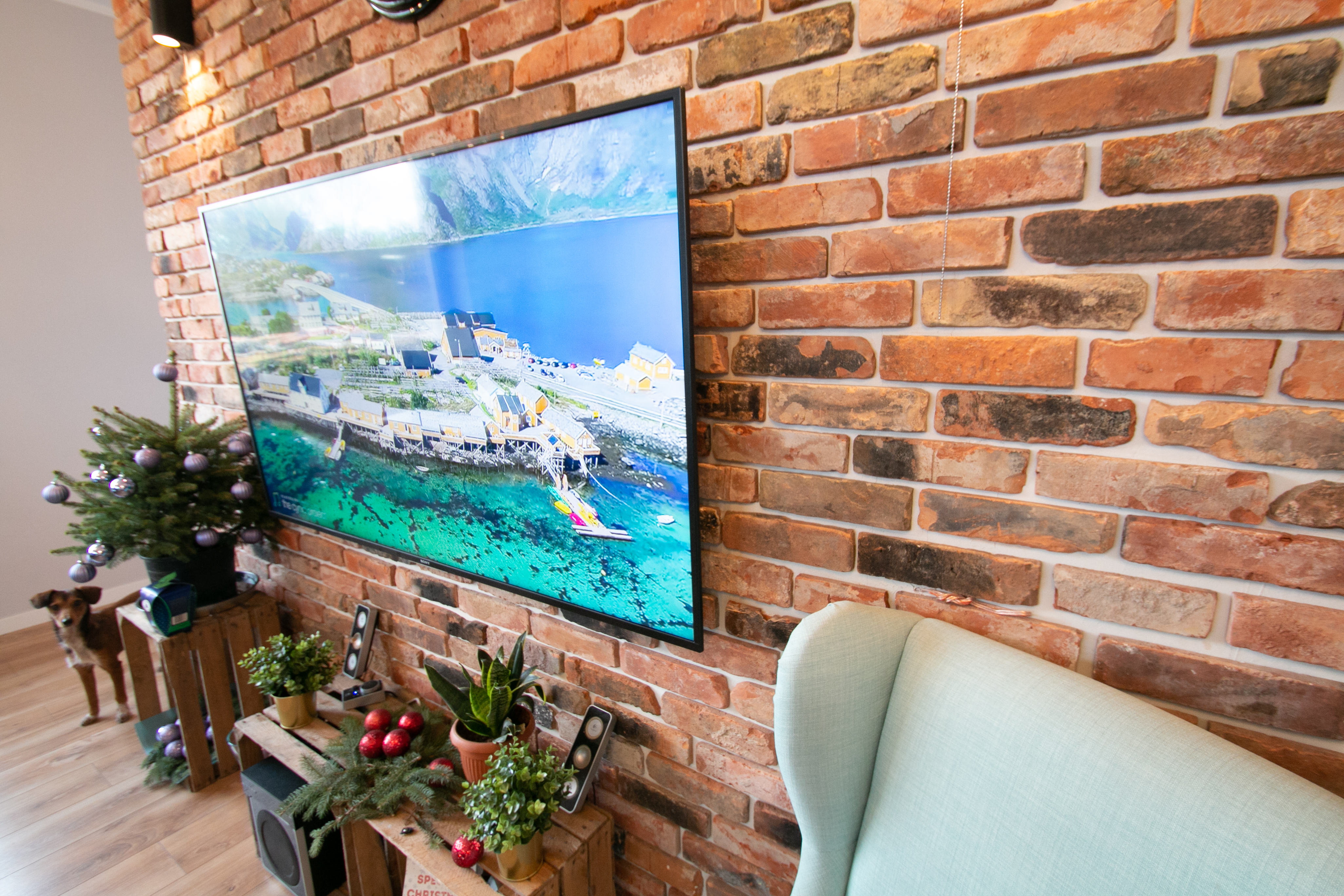 Ceglana ściana z TV